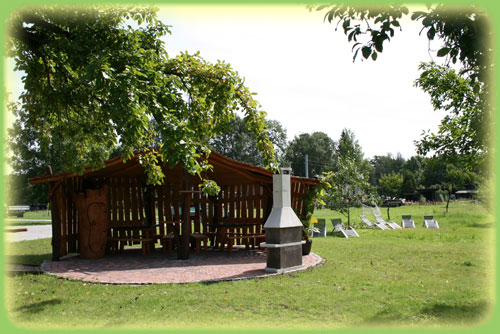 Grillhütte mit Sonnenliegen im Hintergrund Grillhütte mit Sonnenliegen im Hintergrund