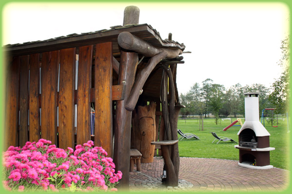 Grillhütte mit Sonnenliegen im Hintergrund Grillhütte und Spielplatz nahe der Ferienwohnung